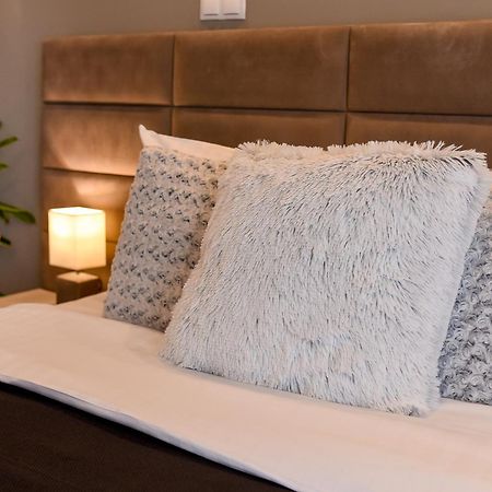 Chic Accommodation With Breathtaking Views Over Calea Victoriei - Your Central Heaven Bucharest Exterior photo