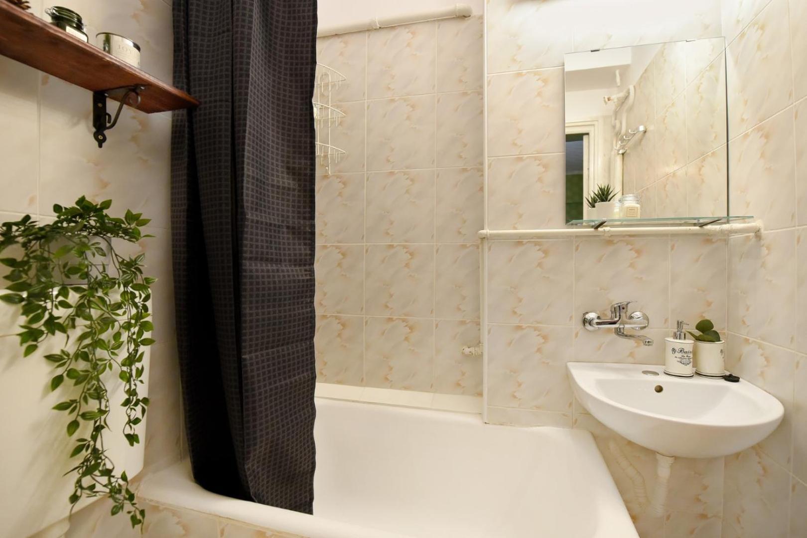 Chic Accommodation With Breathtaking Views Over Calea Victoriei - Your Central Heaven Bucharest Room photo