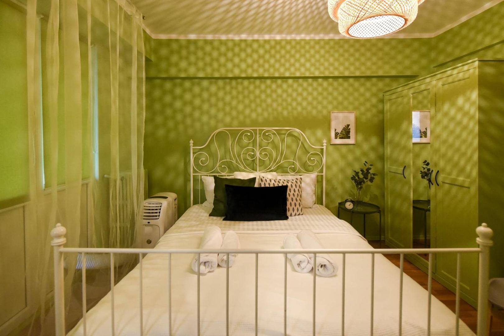 Chic Accommodation With Breathtaking Views Over Calea Victoriei - Your Central Heaven Bucharest Room photo