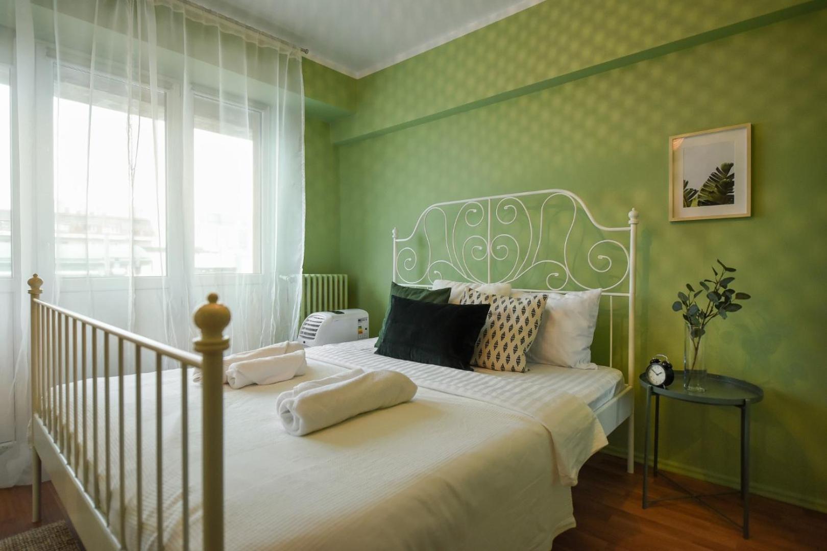 Chic Accommodation With Breathtaking Views Over Calea Victoriei - Your Central Heaven Bucharest Room photo