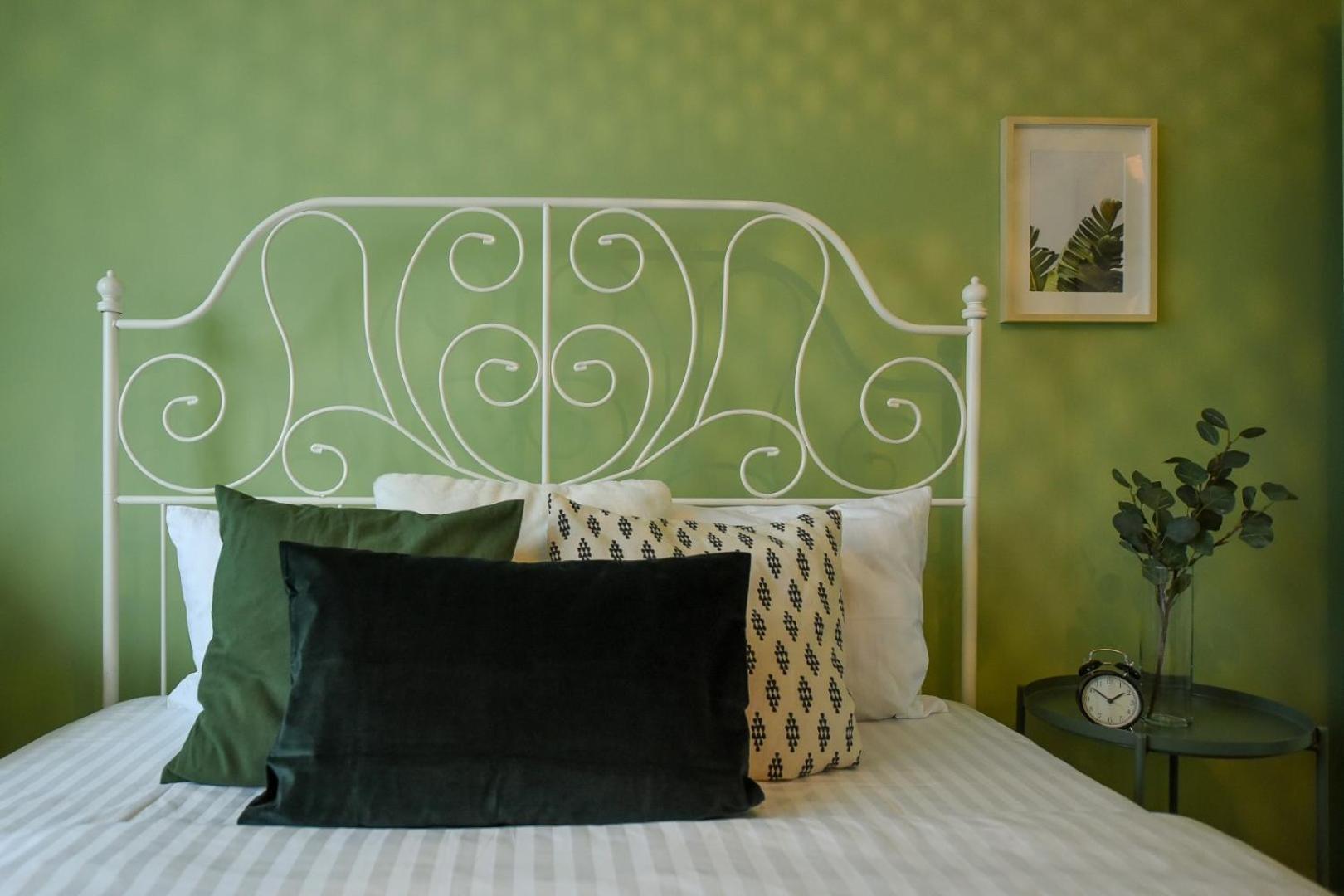 Chic Accommodation With Breathtaking Views Over Calea Victoriei - Your Central Heaven Bucharest Room photo