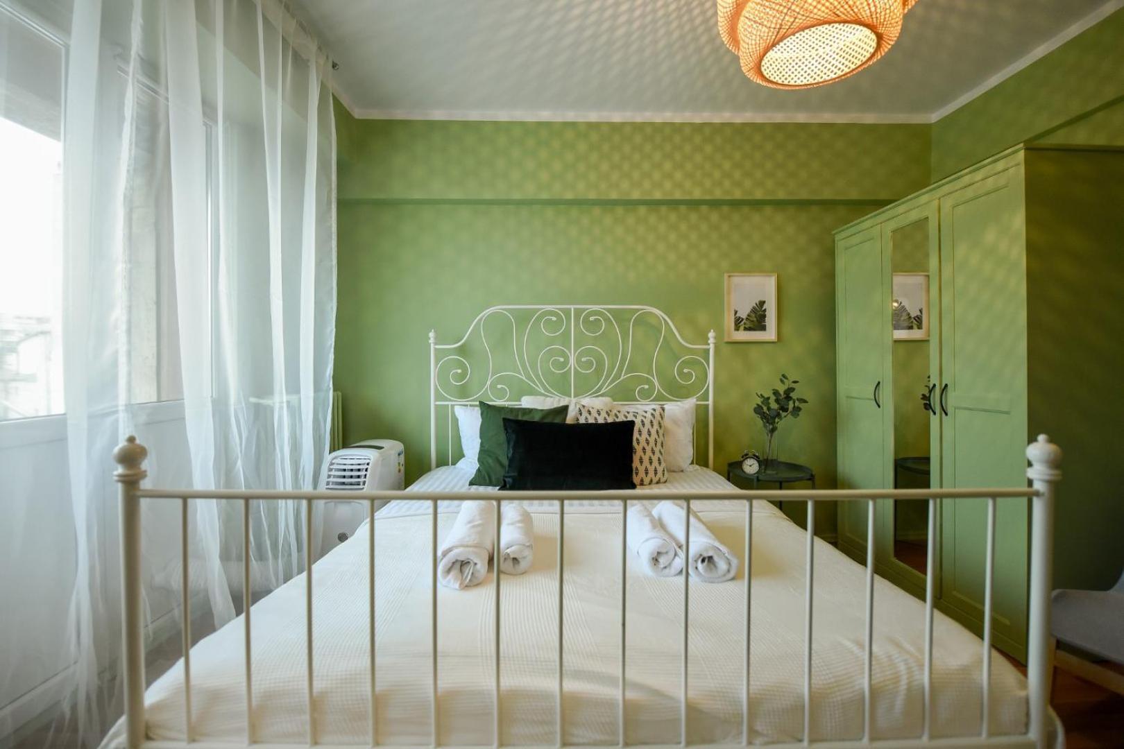 Chic Accommodation With Breathtaking Views Over Calea Victoriei - Your Central Heaven Bucharest Room photo