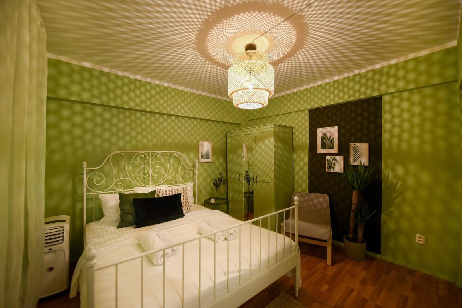 Chic Accommodation With Breathtaking Views Over Calea Victoriei - Your Central Heaven Bucharest Room photo
